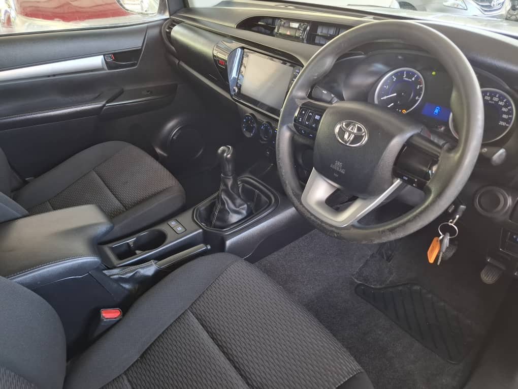 Toyota HILUX 2.4 GD6 SRX 4X2  D/CAB MAN - Image 11