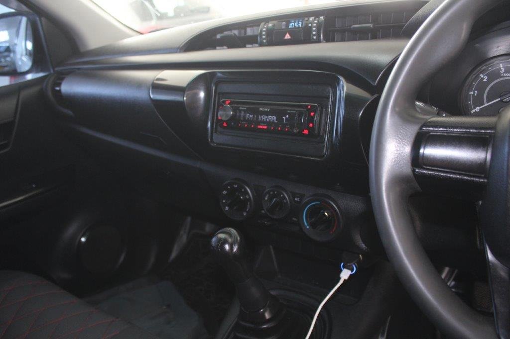 Toyota Hilux GD 2.4 S cab 4x2 - Image 10