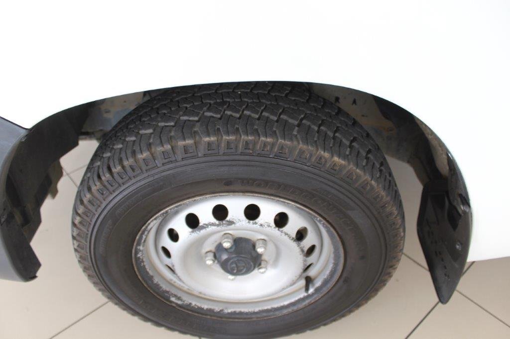 Toyota Hilux GD 2.4 S cab 4x2 - Image 12